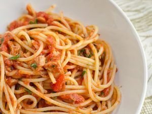 Receta de espaguetis con atún y pimiento