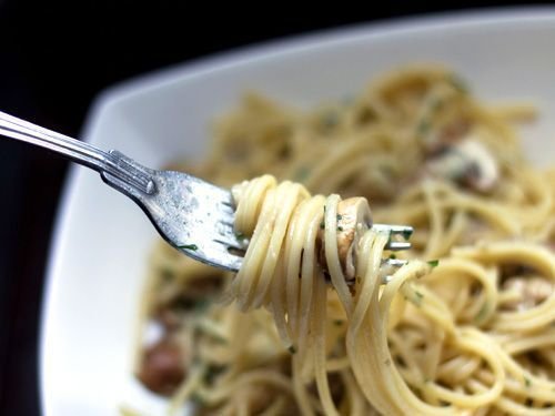 Espaguetis con nata y champiñones