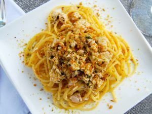 Espaguetis con pez espada y azafrán