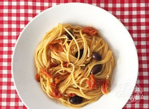 Espaguetis con tomatitos y aceitunas